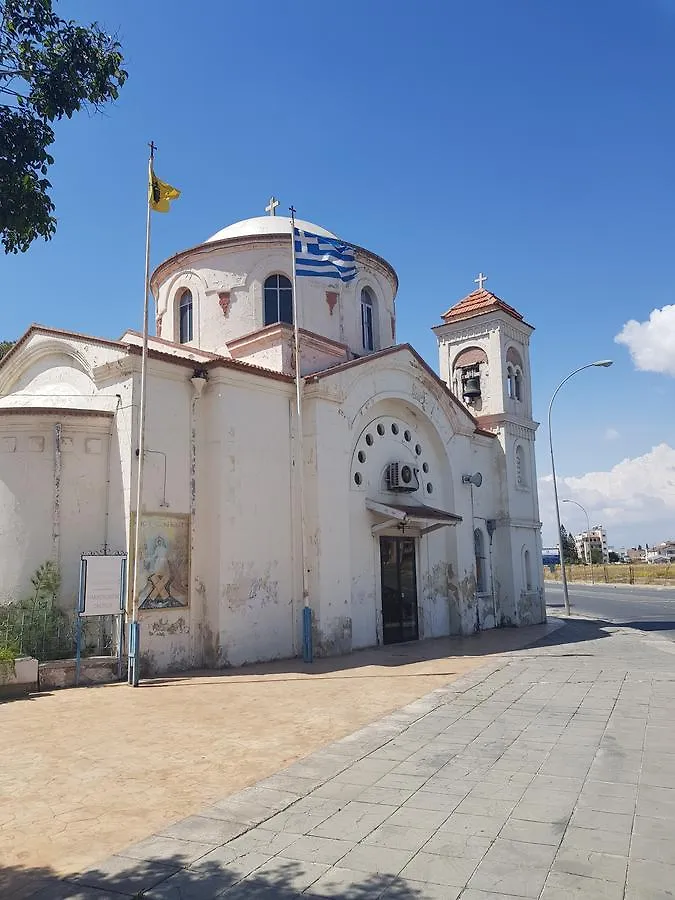 מלון לרנקה Lake House בית הארחה